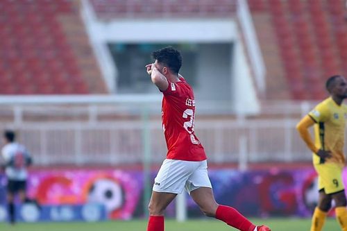 Lee Nguyễn chói sáng, TP.HCM đè bẹp Hải Phòng