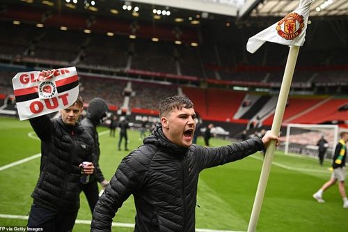 Fan Quỷ đỏ làm loạn Old Trafford, đại chiến MU vs Liverpool nguy cơ bị hoãn