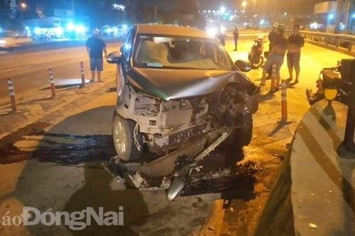 Thêm 1 ô tô 7 chỗ tông vào trạm thu phí cầu Đồng Nai