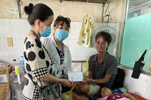 Trao tiền hỗ trợ cháu Trân bị bệnh ung thư máu