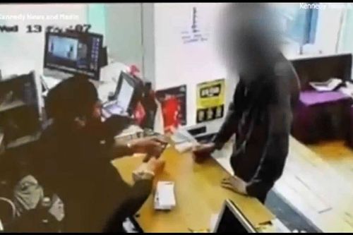 Chủ cửa hàng nhanh tay chốt cửa, tên trộm phải trả lại đồ vừa chôm