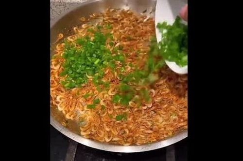 Tép nhảy rang mỡ hành dân dã nhà Tăng Thanh Hà