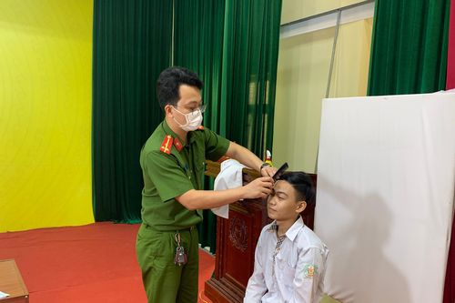 Hình ảnh đẹp về người CAND tận tụy, phục vụ nhân dân làm căn cước công dân gắn chíp