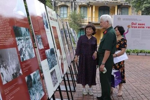 'Đất nước trọn niềm vui'