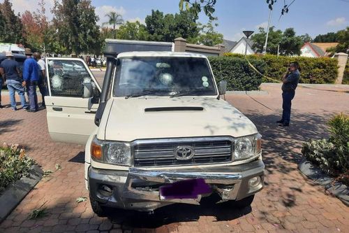 Toyota Land Cruiser chở tiền gặp cướp có vũ trang ở Nam Phi