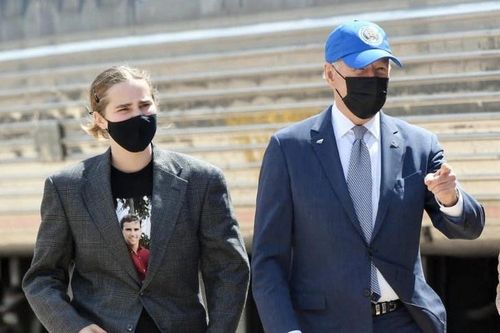 Cháu gái mặc áo phông in hình ông Joe Biden thời trẻ