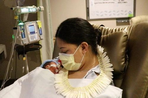 Không biết mang thai, người phụ nữ sinh con trên máy bay