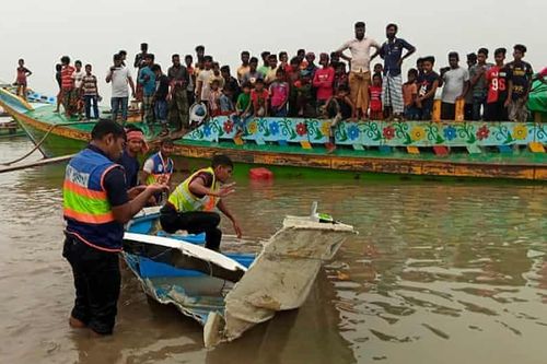 Tàu chở khách vỡ đôi ở Bangladesh, 26 người chết
