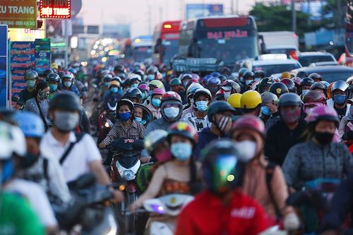Người miền Tây chen chúc trở lại TP.HCM sau nghỉ lễ