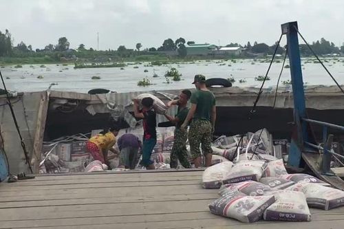 An Giang: Ghe gỗ chở hàng chục tấn xi măng bị lật giữa sông Hậu