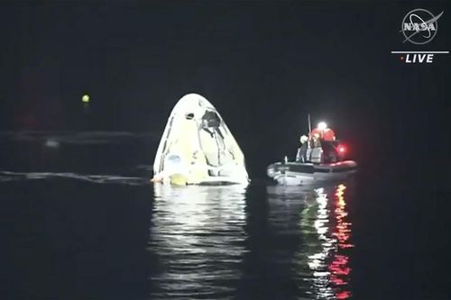 SpaceX đưa bốn phi hành gia trở về Trái đất trong đêm