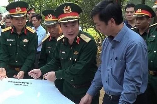 Các anh về…