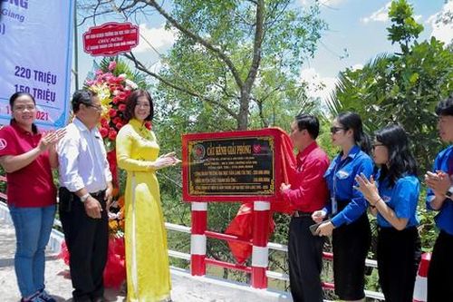 Khánh thành cầu 'Giải Phóng' tại Hậu Giang do trường ĐH Văn Lang trao tặng.