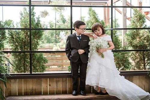 Hôn nhân của cặp vợ chồng tí hon bị nhầm học sinh tiểu học