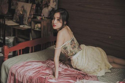 Vừa bị chê ở bẩn, bà Tưng tung bộ ảnh khiến netizen 'ngộp thở'