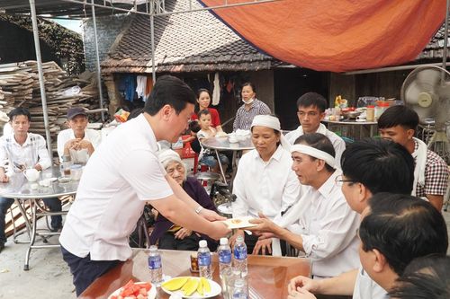 Chủ tịch UBND tỉnh Nghệ An thăm hỏi gia đình nam sinh viên quên mình cứu bạn