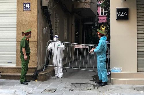 Hà Nội phong tỏa ngõ 94 Bùi Thị Xuân nơi ở của nhân viên quán bar nhiễm COVID-19