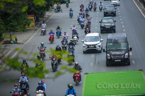 Sau kỳ nghỉ lễ 30/4-1/5, các tuyến đường đổ về Thủ đô Hà Nội thông thoáng lạ thường