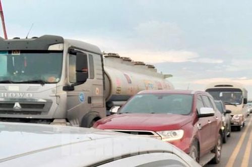 Đường dẫn vào cao tốc Pháp Vân - Ninh Bình tắc gần 10km do công trường thi công