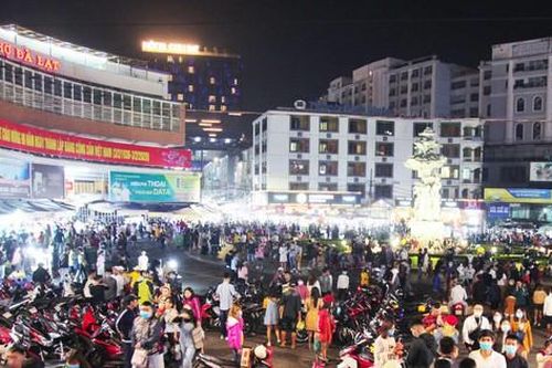 Đà Lạt 'ngộp thở' vì rác và dòng xe cộ đông đúc đi chơi lễ