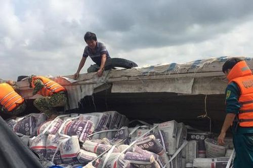 Ghe chở gần 50 tấn xi măng lật ngang trên sông Hậu