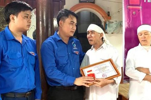Truy tặng Huy hiệu 'Tuổi trẻ dũng cảm' cho nam sinh quên mình cứu người