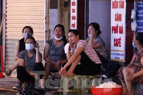 Phớt lệnh cấm chiều nay, nhiều hàng quán vỉa hè bán kiểu 'chân trong chân ngoài'