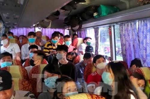 Phát hiện xe khách 29 chỗ nhồi 40 khách