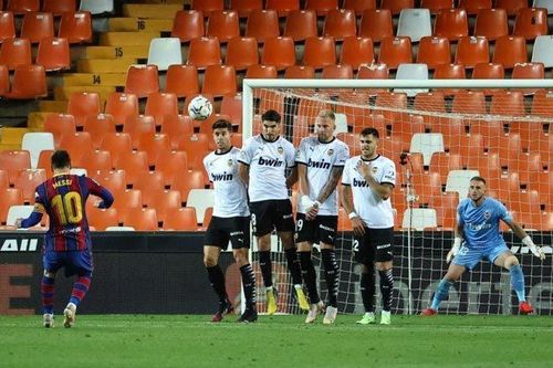 Messi ghi siêu phẩm, Barca thắng kịch tính Valencia
