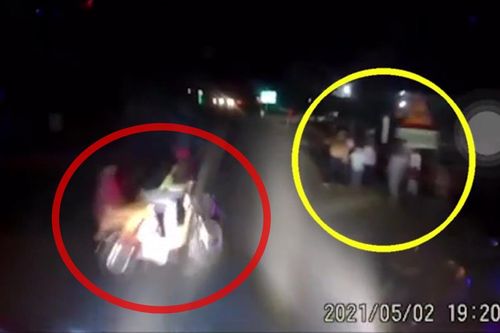 Băng qua đường, 2 học sinh bị xe khách tông thương vong