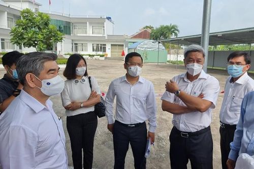 Thứ trưởng Y tế cùng hàng chục chuyên gia sang Lào hỗ trợ chống dịch