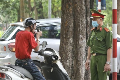 Hà Nội xử lý nghiêm các trường hợp không đeo khẩu trang nơi công cộng