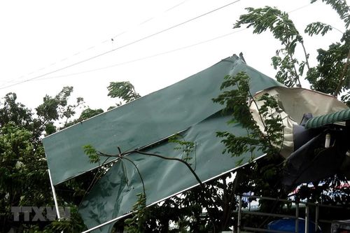 Hà Tĩnh: Mưa dông kèm theo lốc xoáy khiến nhiều nhà dân bị tốc mái