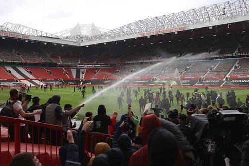 CĐV Man United đại náo Old Trafford, yêu cầu 'nhà Glazer cút đi'