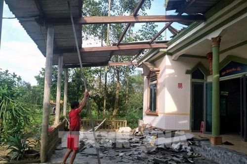 Hà Tĩnh: Hàng trăm nhà dân bị tốc mái do lốc