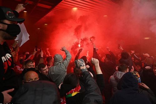 Hoãn trận MU vs Liverpool, chưa rõ thời điểm đá bù