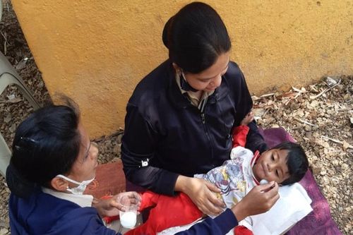 Em bé 18 tháng tuổi bị bỏ đói hai ngày bên thi thể mẹ nhưng không ai chịu cứu giúp vì sợ Covid-19