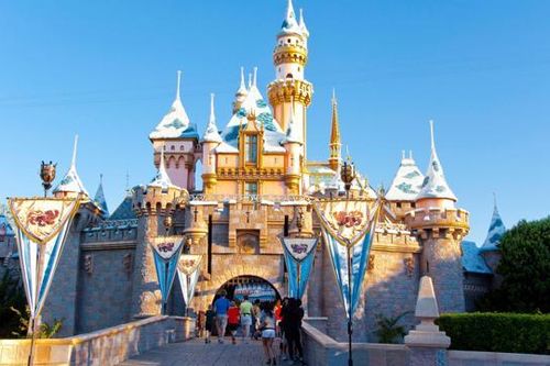 Sau hơn 1 năm đóng cửa, Disneyland California dè dặt mở cửa trở lại