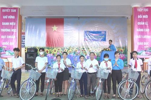 Tặng xe đạp cho con đoàn viên, công nhân lao động