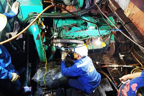 Trung tâm Dịch vụ hậu cần - kỹ thuật đảo Sinh Tồn: Giúp khắc phục sự cố cho tàu cá Quảng Ngãi
