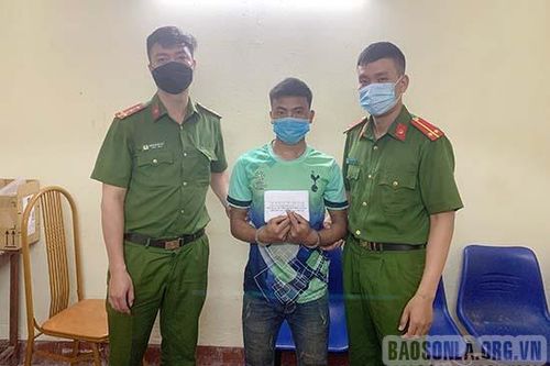 Bắt giữ đối tượng mua bán 2 bánh hê-rô-in