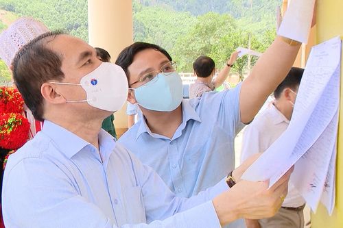 Đồng chí Bí thư Tỉnh ủy kiểm tra công tác bầu cử và phòng, chống Covid-19 tại xã Xuân Lập