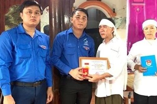 Truy tặng Huy hiệu Tuổi trẻ dũng cảm cho nam sinh viên quên mình cứu bạn