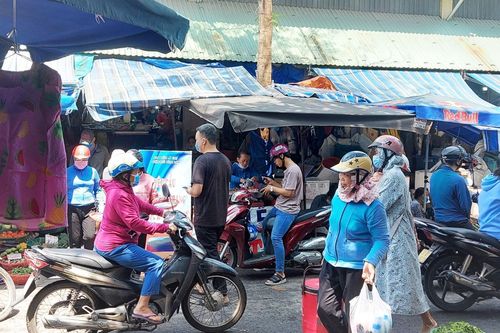 Đà Nẵng: Phớt lờ cảnh báo, nhiều người đi chợ, ra đường không đeo khẩu trang