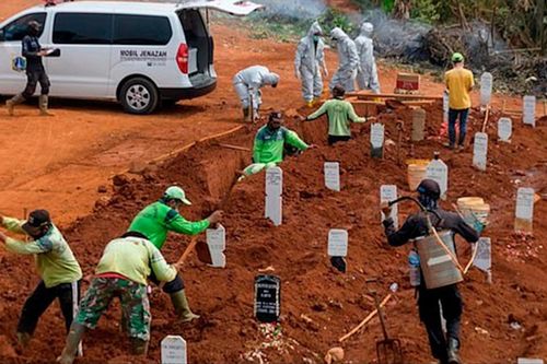 Chôn cất các thi thể, công nhân đào mộ ở Ấn Độ làm việc 24/7