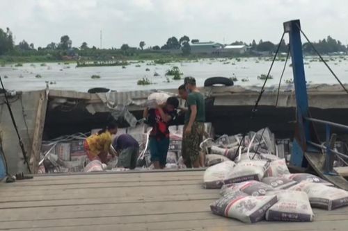 Bộ đội Biên phòng cứu cặp vợ chồng bị lật ghe trên sông Hậu