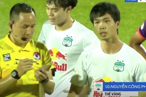 Công Phượng ném chai nước trước mặt trọng tài