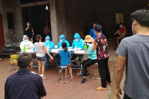 Huyện Đông Anh tổ chức xét nghiệm cho gần 2.350 người tại thôn Lỗ Giao, xã Việt Hùng