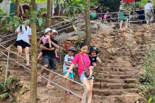 Nghệ An: Người dân thờ ơ với khuyến cáo phòng, chống dịch ở các khu du lịch