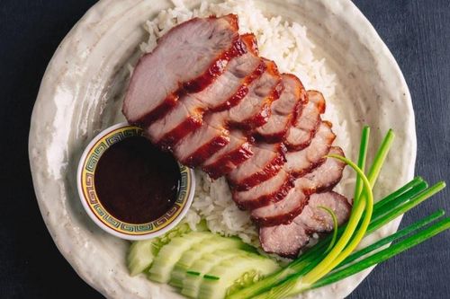 Cách làm cơm thịt xá xíu đẹp màu chuẩn vị